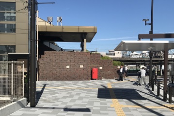 正面にJR鳳駅が見えます。