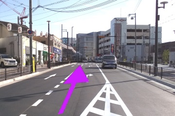 道なりに駅の左側を通過します。