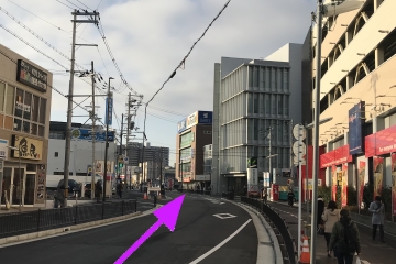 右手にパチンコ屋さんを見ながら道なりに