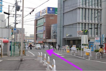 三井住友銀行を右手に見ながら